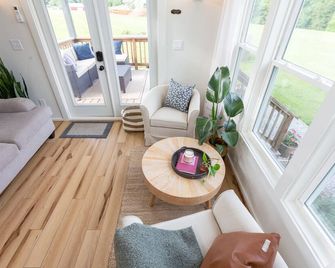 The Tiny House At Uproot Farms - A Unique Experience - Campobello - Living room