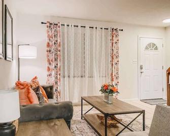 Affordable Retro Retreat 80s Townhome - Tallahassee - Living room