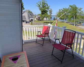Spacious vacation spot on Lake Winnisquam! Sleep up to 8 - Sanbornton - Balcón