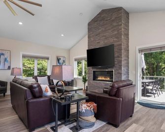 Custom Home near Arcadia Golf, Lk MI - Arcadia - Sala de estar