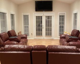 Myrtle Beach Country Retreat - Conway - Living room