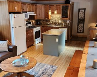 Cozy 4-Season Riverfront Cabin Near Manning Park – Sleeps 10 with Private Beach - Manning Park - Kitchen