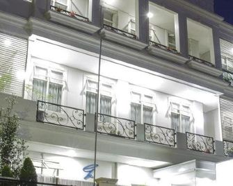 Grand Kartini Hotel - Bukittinggi - Building