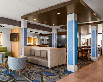 Holiday Inn Express & Suites Sanford- Lake Mary By IHG - Sanford - Rakennus