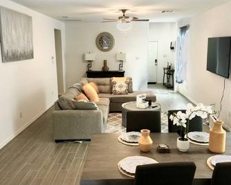 Dream Land - Porter - Living room