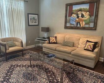 We are back! Two bedroom apt on 3.2 acre private estate. Only 3 min to Main St. - Boerne - Living room