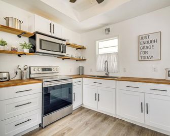 Charming Gulf Coast Cottage - 1 Mile to the Coast! - Long Beach - Kitchen
