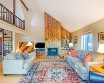 Quechee Ski Area condo on the ski trail - mountain views & AC - 화이트 리버 정크션 - 거실