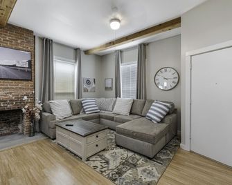 Pet Friendly 3Br 2Bath Luxe Gem - Fort Worth - Living room