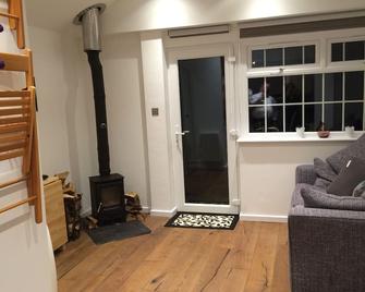 Stunning, countryside Studio With Woodburning stove - Tongwynlais - Living room