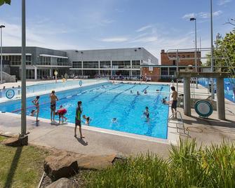 Hotel Grand Chancellor Launceston - לאונססטון - בריכה