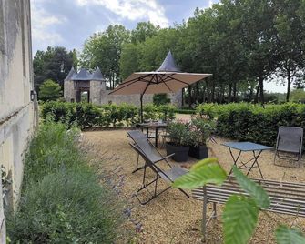 Between Angers, Le Mans and Saumur, a gîte in a château near the Loire. - Jarzé-Villages - Patio