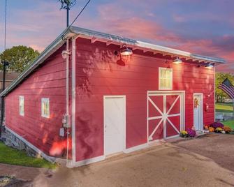 It's rare to find a place that's both historic & one-of-a-kind - Harrodsburg - Edificio