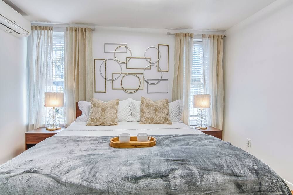 Bushwick Gem with Spacious King Bed, 2 Baths with Modern Kitchen & Steps to train - ברוקלין - חדר שינה