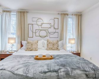 Bushwick Gem with Spacious King Bed, 2 Baths with Modern Kitchen & Steps to train - ברוקלין - חדר שינה