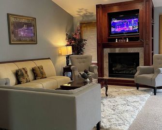 Urbandale Ranch - Urbandale - Living room