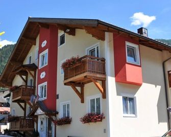 Double room (2 beds) with shower, toilet - trombone, pension - Dorfgastein - Building