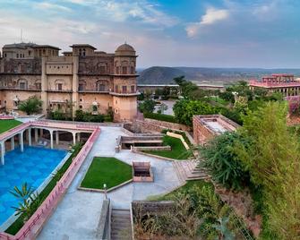 Neemrana's - Tijara Fort Palace - Tijāra - Piscina