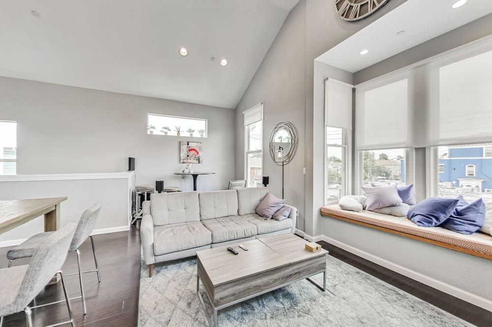 West Oakland 3br2ba Top Floor Flat Ideal For Bus - אוקלנד - סלון