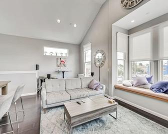 West Oakland 3br2ba Top Floor Flat Ideal For Bus - אוקלנד - סלון