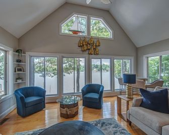 The Regatta-Waterfront Gem With Breathtaking Views & Guest House - Belmont - Living room