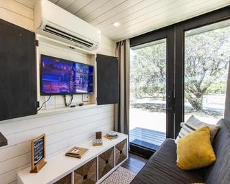 The Honeycomb-Tiny Container Home 12 Min. to Magnolia/Baylor - Bellmead - Sala de estar