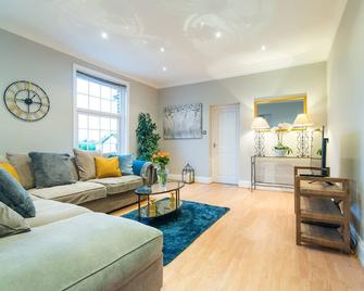 Modern Living 2 Bedroom Apartment South Wilmslow - Wilmslow - Living room