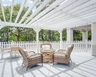 كانتري إن آند سويتس باي راديسون، سافانا ساوث سايد - سافاناه (جورجيا) - شرفة مرصوفة
