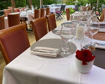 Hôtel Restaurant Le Tosny - Épaignes - Restaurante