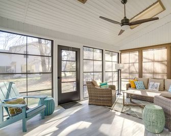 Walk/Bike to Shore! Bethany Beach Haven w/ Pool - Bethany Beach - Living room