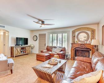 Redlands Home w/ Community Perks: 1 Mi to Downtown - Redlands - Living room