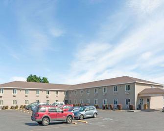 Super 8 by Wyndham Lewiston - Lewiston - Building