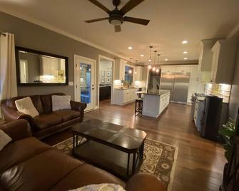 The woods at spring creek - Alden - Living room