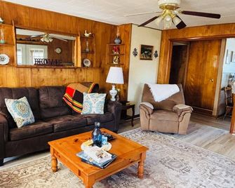 Our 80-Acre Farm, Lake, Nature Trail, Bonfires, Starry Nights 2 Miles Grafton - Grafton - Living room