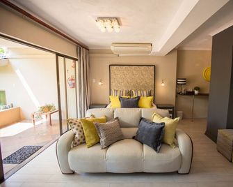 La Roca Guest House - Nelspruit - Living room