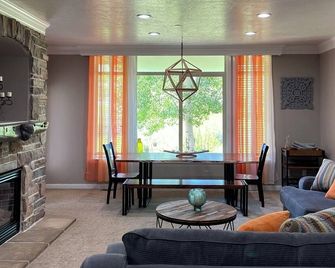 Ideal Spring and Summer Location - Huntsville - Living room