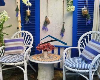 Small traditiional home near the shops and restaurants in Korissia, Kea - Ιουλίδα - Βεράντα