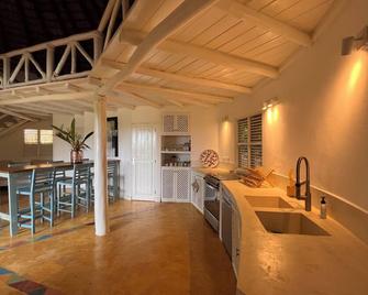 Casa Bambu - Charming villa in the heart of nature - El Limon - Kitchen