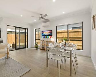 3BR home with cozy interior design - Browns Plains - Restaurant
