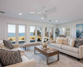 Charming Waterfront Stay close to St. Michaels - Easton - Living room