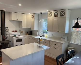 Quaint two bedroom residential home with wood stove - Murphys - Kitchen