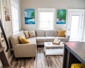 Beach Hive - 1 Bed/2 Loft Lakeside Cottage W/ Hot Tub! - セリーナ - リビングルーム