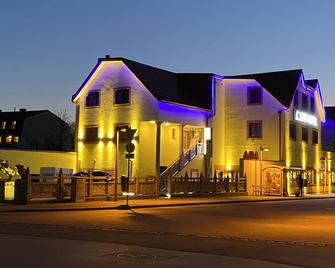 Mr.Liao Hotel - Himberg - Edificio