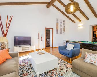 Cubo's El Baldio Country House - Setenil Bodegas - Alcalá del Valle - Sala de estar