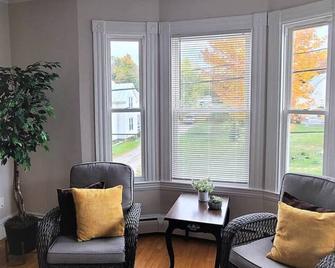 Sun-kissed Serenity - Apt with Bonus 3-Season Room - Waterville - Wohnzimmer