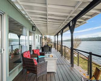 Views Hood Canal Private Beachfront Retreat, Hot Tub, Kayaks, Olympic Park - Shelton - Balkon