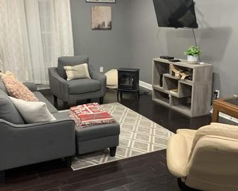 Quaint 2-story house near Fountain Square - Indianapolis - Living room