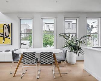 'The Loft' A Chic City-fringe Balcony Hideaway - Melbourne - Restaurant