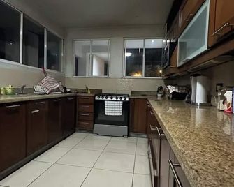 Spacious 4 bedroom&Pool and 2 jacuzzis, WiFi, AC In Amazing area in San Salvador - San Salvador - Kitchen
