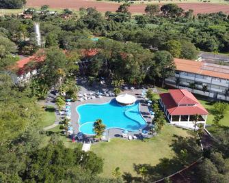 Hotel Água das Araras - Paraguaçu Paulista - Piscina